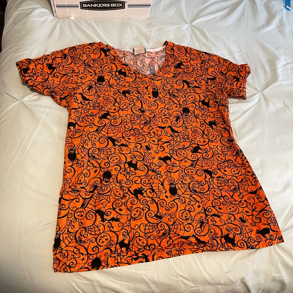 Scrub top size small. Halloween cats pumpkins spiders